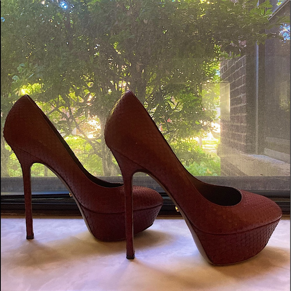 Sergio Rossi Platform Pumps in Burgundy Python Leather Size 37, 6” heel